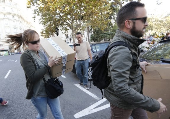 Agentes de la Policía Judicial retiran cajas con documentación. :: efe/juan carlos cárdenas