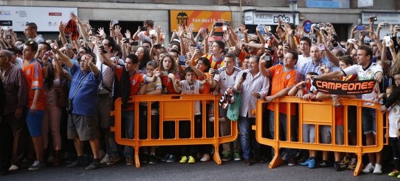 Cientos de aficionados aclaman a Peter Lim antes del partido disputado en Mestalla. :: manuel molines
