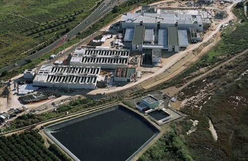 La planta de desalinización de Torrevieja enfrentó al Consell y al Gobierno de Zapatero. :: lp