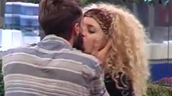 El momento del beso entre Juanma y Azahara.