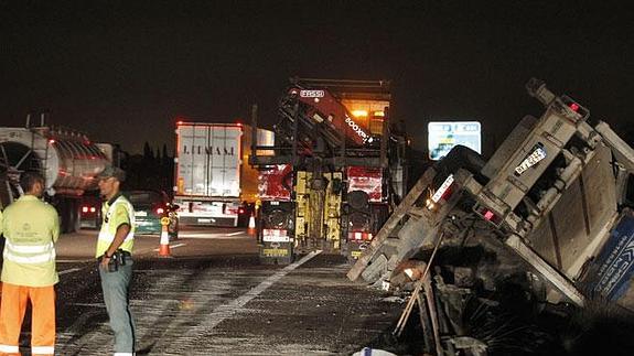 Una de los camiones afectados por el accidente en la A-7.