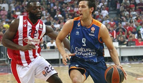 Jenkins persigue a Van Rossom en el partido de este jueves en Belgrado.