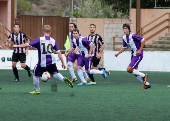 Futbolistas de la UE Gandia durante un encuentro de esta temporada. :: lp