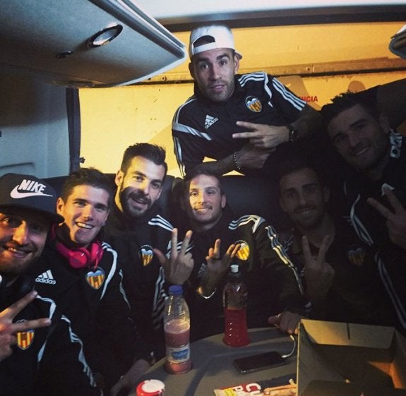 Los jugadores del Valencia, en el autobús. :: alvaronegredo7