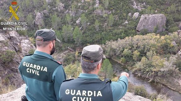 La Guardia Civil rescata a dos piragüistas en el río Cabriel