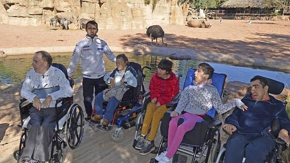 Héctor Barberá con AVAPACE en la sabána del Bioparc.