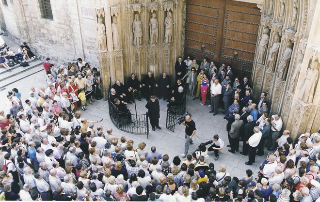 El Tribunal de las Aguas, en la puerta gótica de la catedral de Valencia.