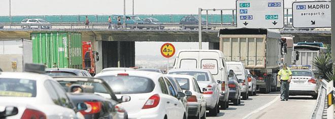 Típico atasco matinal en la V-30 en sentido de entrada a Valencia, hacia el Puerto.