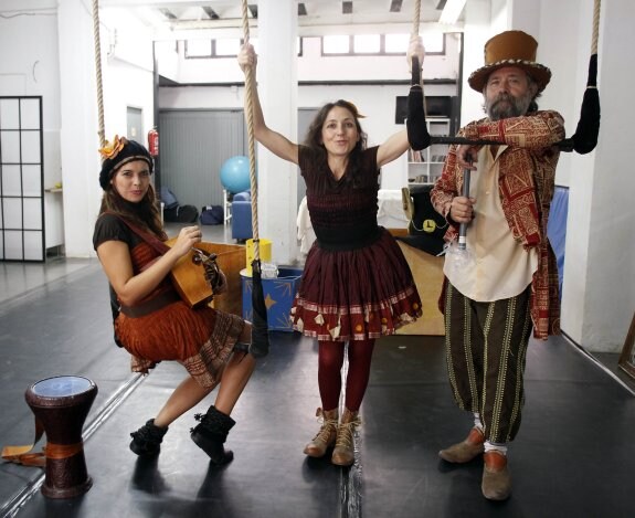 'Petiteses'. Laura, Teresa y Vicent forman un divertido trío de músicos y cuentacuentos. :: i. marsilla
