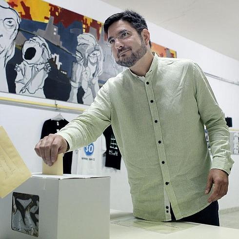 Ignacio al depositar su voto.