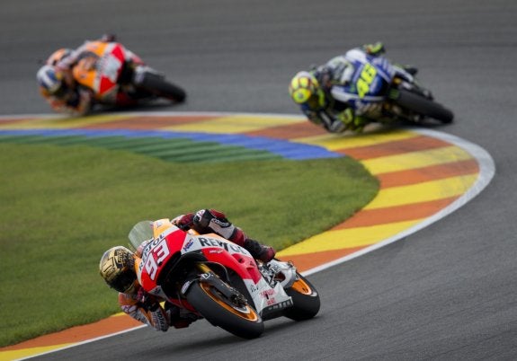 Márquez, liderando la carrera de MotoGP en Cheste. :: AFP PHOTO/JAIME REINA