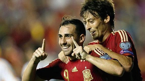 Paco Alcácer. felicitado por Silva tras marcar ante Macedonia en el Ciutat de València.