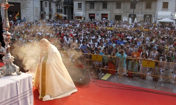 El Papa, oficiando una misa en la plaza de la Virgen. :: juan j. monzó