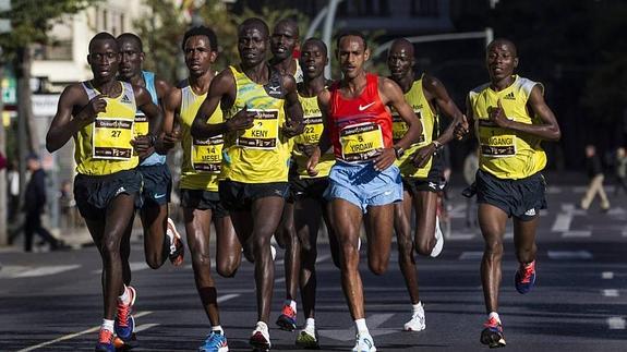 Miles de atletas, en el Maratón de Valencia. 