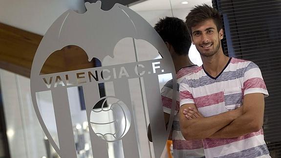 André Gomes posa para el fotógrafo en la sala VIP de Mestalla.