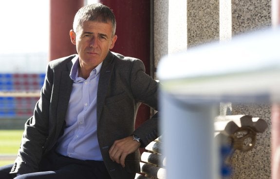 Lucas Alcaraz atiende a LAS PROVINCIAS en la ciudad deportiva de Buñol. :: damián torres