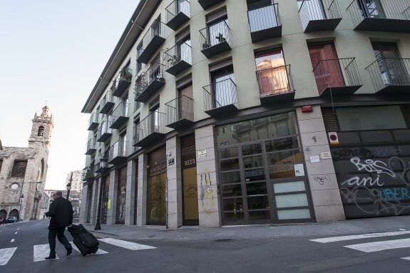 Edificio de la calle Carda donde el juez ha ordenado el cierre de apartamentos turisticos. :: jesús montañana
