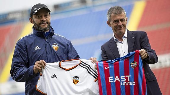 Nuno y Alcaraz, en el escenario del partido. 