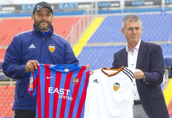 Nuno y Alcaraz posan con las camisetas del equipo rival. :: damián torres