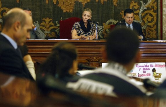 La alcaldesa de Alicante, Sonia Castedo, presidió ayer el pleno celebrado por niños alicantinos. :: efe/morell