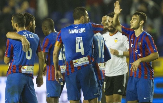 Los jugadores
del Levante se
felicitan al
término del
derbi.
:: damián torres
