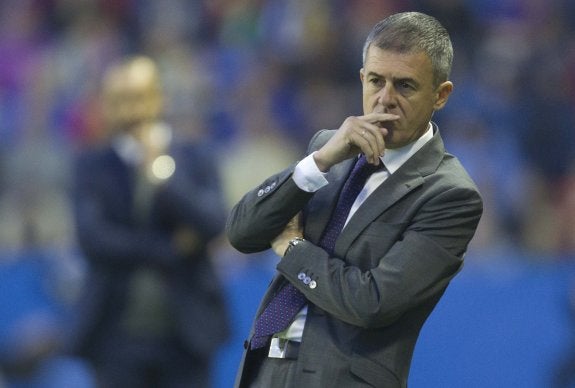 Lucas Alcaraz, pensativo, durante el derbi de ayer en el Ciutat de València. 