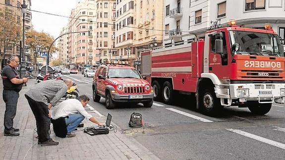 Técnicos de la UPV, realizando mediciones en Barón de Cárcer con la ayuda de bomberos. 