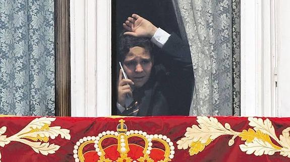 Felipe Juan Froilán, en una ventana del palacio Real, tras la ceremonia de proclamación del rey Felipe VI. 