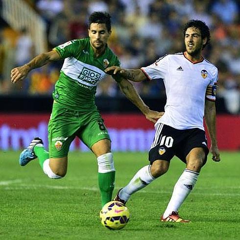 Parejo, durante el partido contra el Elche en Mestalla.