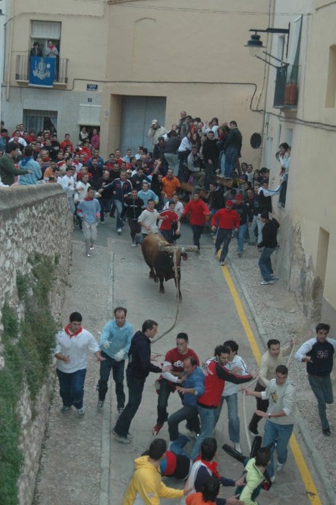  Los toros recorren el casco histórico de la ciudad durante todo el fin de semana. :: rullot