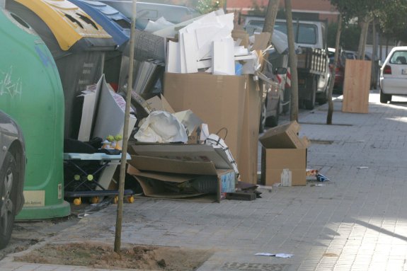 Varios depósitos con basura acumulada en una calle de Valterna . :: damián torres
