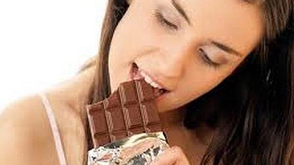 Es falso creer que comer chocolate produce acné.