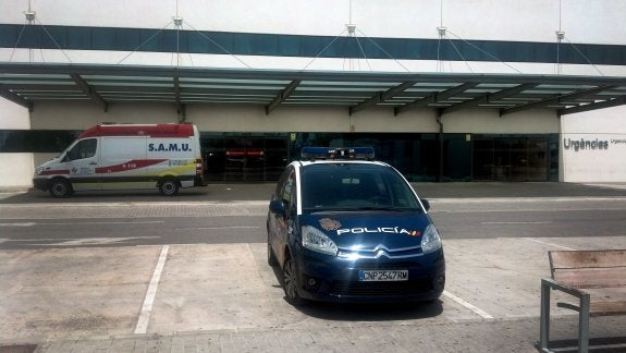 Una ambulancia y un vehículo policial en La Fe, donde la víctima fue operada varias veces. :: j. martínez