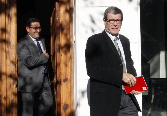 Aurelio Martínez, en primer término, y José Luis Zaragosí saliendo ayer de las oficinas. :: irene marsilla