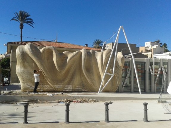 Montaje de la terraza de vareta de Las Cigarreras en Alicante. :: lp