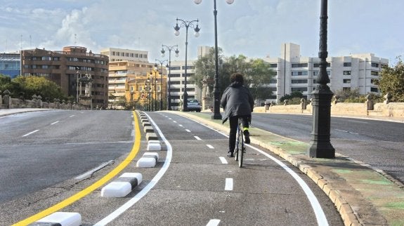 Un ciclista circula por el nuevo carril bici del puente del Real, el pasado fin de semana.