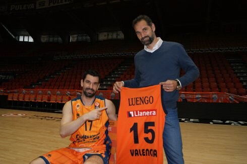 Rafa Martínez celebra con Víctor Luengo el inminente relevo. :: vbc