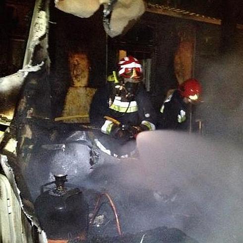 Los bomberos tratan de extinguir el fuego.