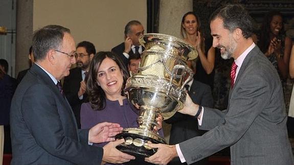 Entrega de la Copa Stadium.