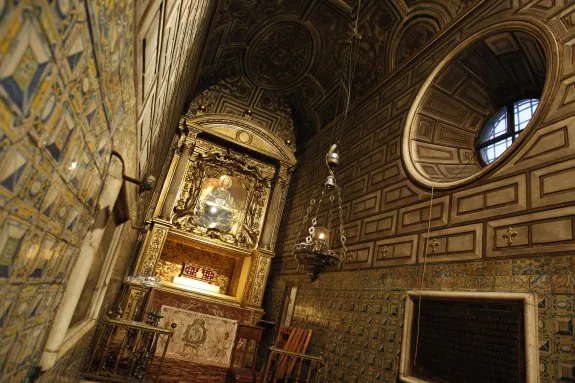 Capilla. Los muros de la capilla con las reliquias simula un aparejo de sillería almohadillada. :: jesús signes
