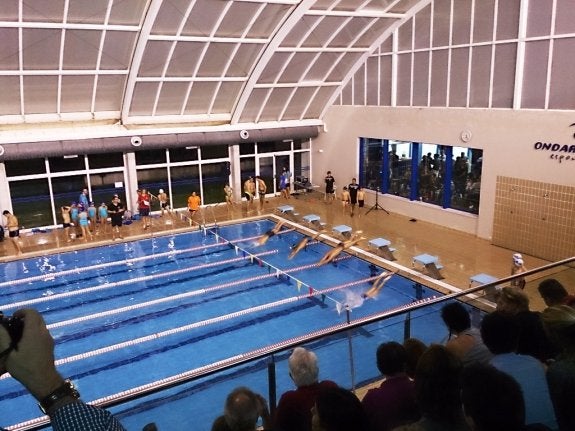 Los nadadores durante una de las pruebas. :: lp