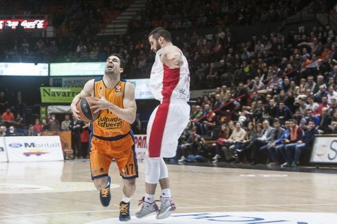 Rafa Martínez recibe falta ayer en una entrada a canasta. :: jesús montañana