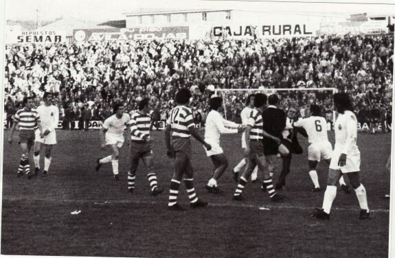 Bronca. Intento de agresión al árbitro a la conclusión de del Granada-Valencia de 1974. :: ideal de granada.