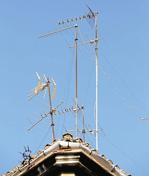 Varias antenas en un edificio en Valencia.