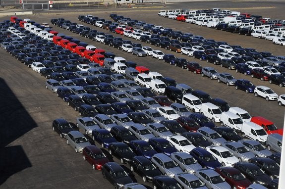 Coches producidos en Almussafes en el puerto de Sagunto. :: LP