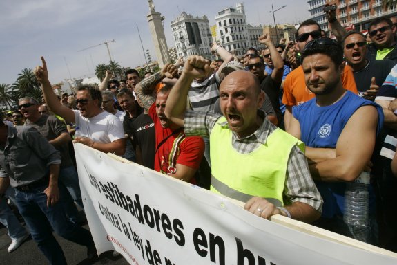 Huelga de estibadores en el Puerto de Valencia. :: Jesús Signes