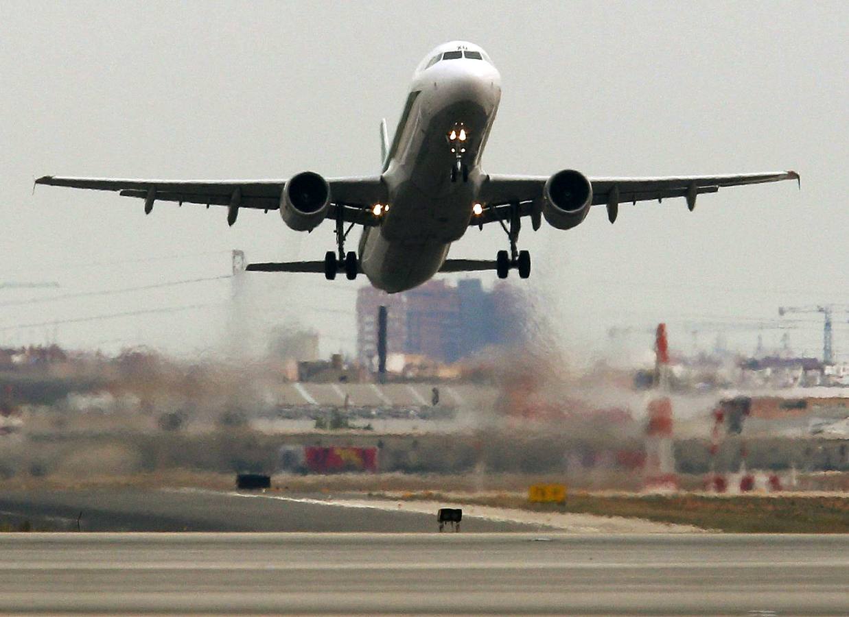 Un avión comercial despega desde el aeropuerto de Manises en una imagen de archivo. 