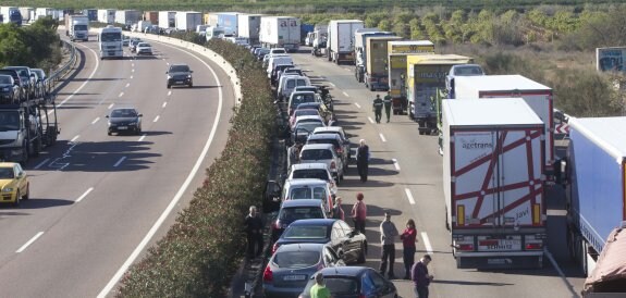 Uno de los tramos del by-pass, a su paso por Bétera, tras el vuelco e incendio de un camión basura ayer al mediodía. :: damián torres