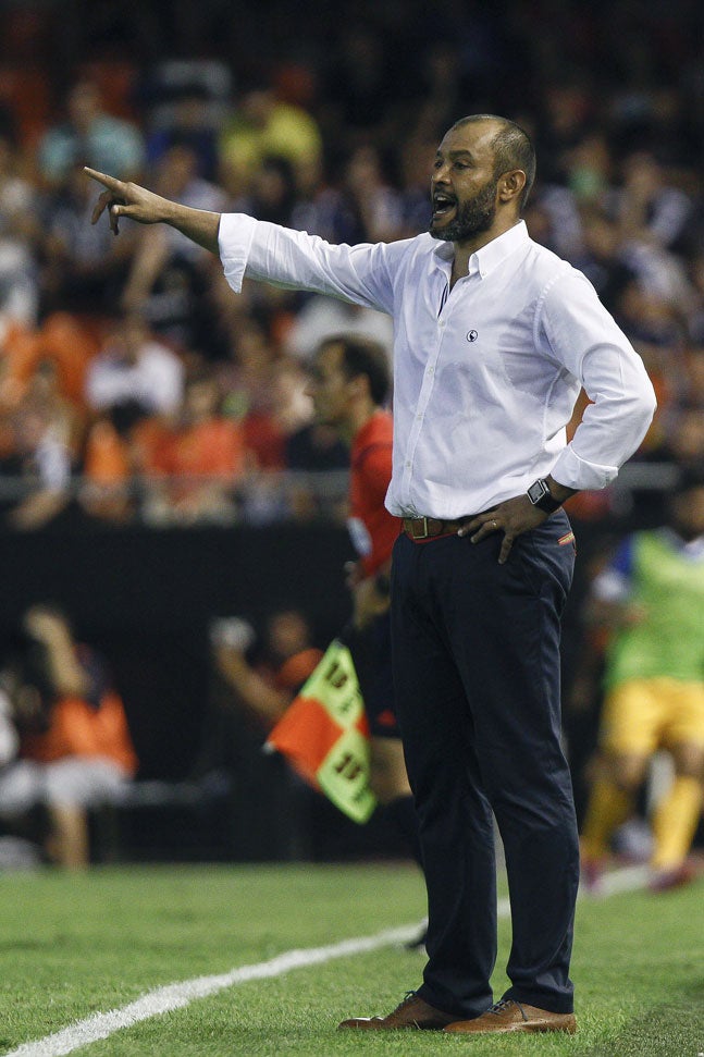 Nuno da instrucciones en un partido en Mestalla. 