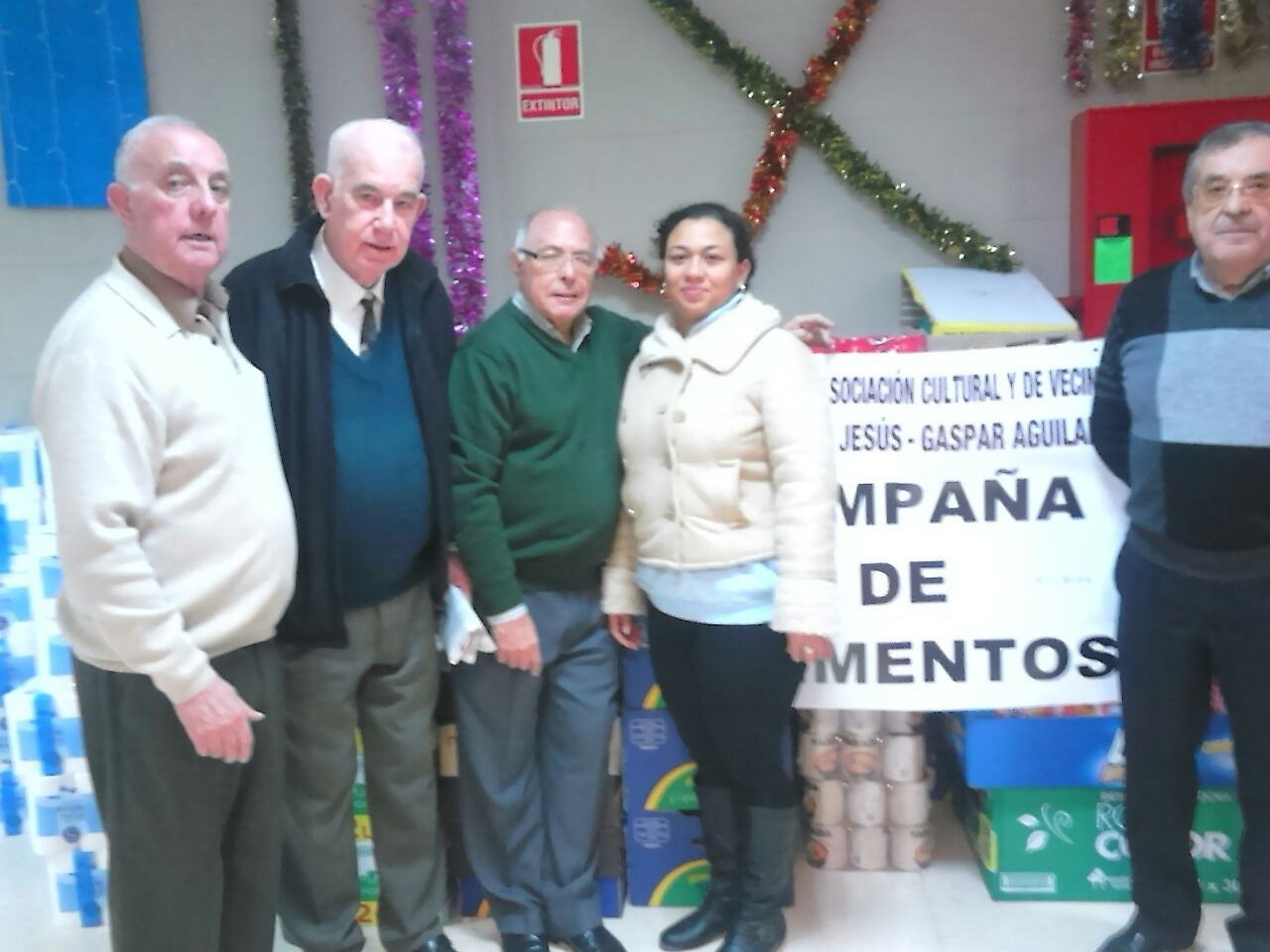 Los vecinos de Jesús-Gaspar Aguilar entregan 9.000 euros de alimentos para los necesitados